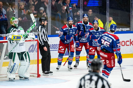 Oskarshamns Cameron Brace jublar med lagkamrater