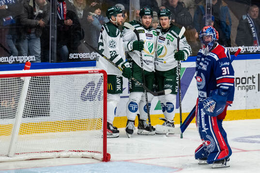 Färjestads Remi Elie jublar med lagkamrater