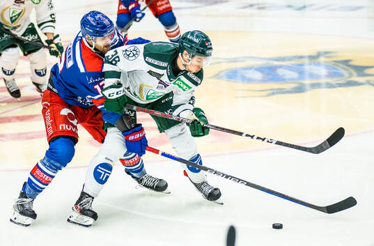 Oskarshamns Jiri Smejkal och Färjestads Jonathan Andersen