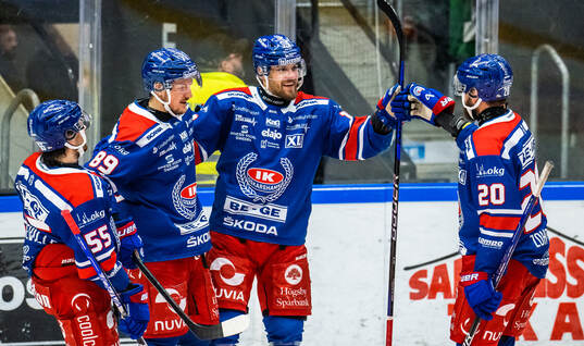 Oskarshamns Hynek Zohorna jublar med David Quenneville,