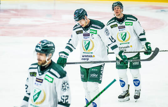 Färjestads August Tornberg och Victor Ejdsell deppar
