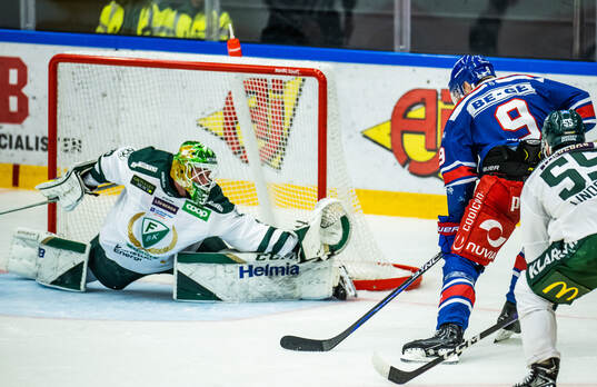 Färjestads målvakt Dennis Hildeby och Oskarshamns Ahti