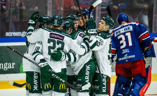 Färjestads Joakim Nygård jublar med lagkamrater