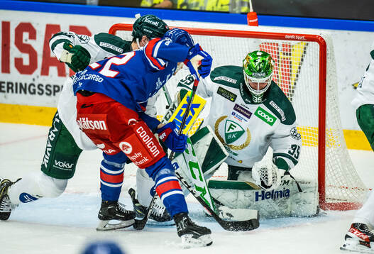 Oskarshamns John Dahlström och Färjestads målvakt Dennis