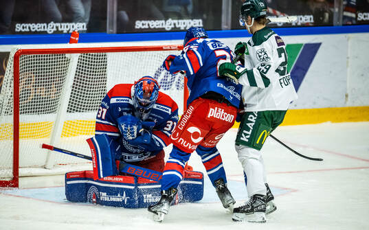 Oskarshamns målvakt Tim Juel och Lukas Pilö mot