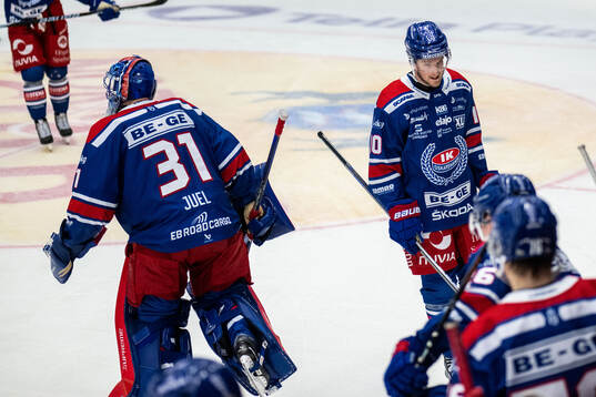 Oskarshamns målvakt Tim Juel och Rasmus Bengtsson deppar