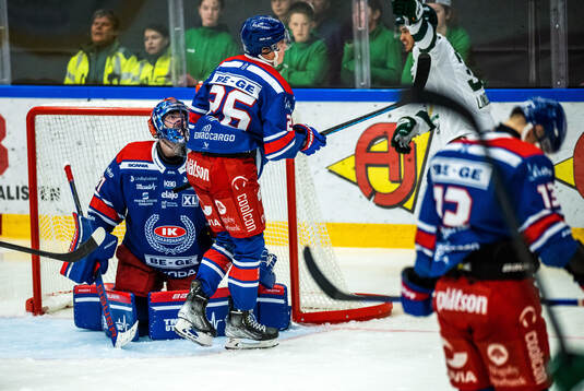 Oskarshamns Lukas Pilö och målvakt Tim Juel deppar
