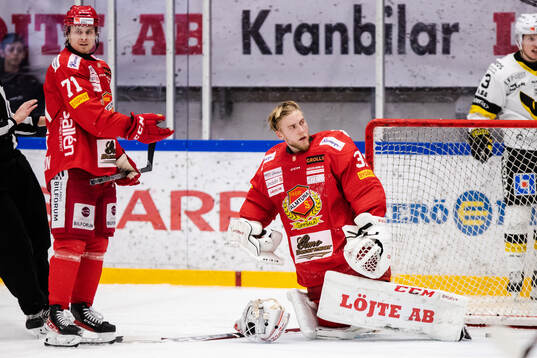 Almtunas Jakob Ragnarsson och målvakt Viktor Andren deppar