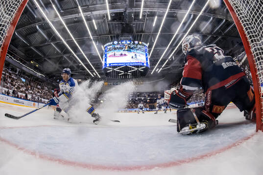 Leksands Jon Knuts och Linköpings målvakt Jesper Myrenberg
