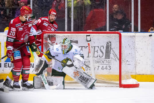 Modos Marcus Vela och Björklövens målvakt Joona
