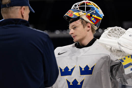 Magnus Hävelid, head coach and goaltender Carl Lindbom of