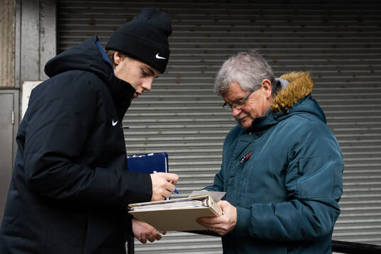 Leo Carlsson of Sweden signs autographs