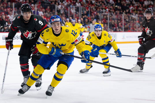 Joshua Roy of Canada and Noah Östlund of Sweden
