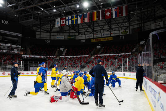 Gereon Dahlgren, assistant coach of Sweden with a brief