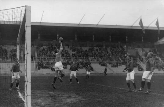 Fotboll, Komb. Stockholmslag och Ryska laget. 1923. Editors
