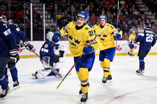 Leo Carlsson of Sweden celebrates his 1-1 goal