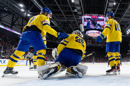 Calle Odelius , goaltender Carl Lindbom and Fabian Wagner