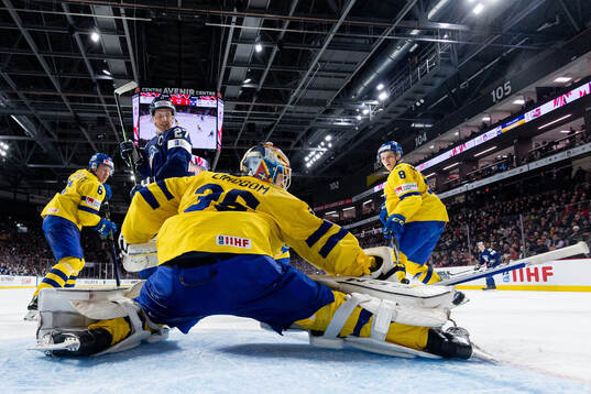 Oliver Kapanen of Finland against goaltender Carl Lindbom