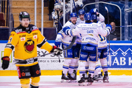 Leksands Jon Knuts jublar med lagkamrater