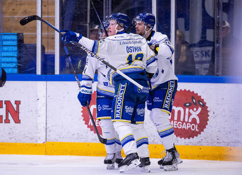 Leksands Kalle Östman jublar med lagkamrater