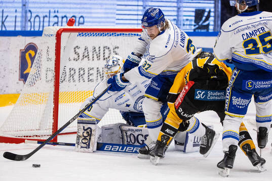 Leksands Anton Lindholm och målvakt Mantas Armalis mot