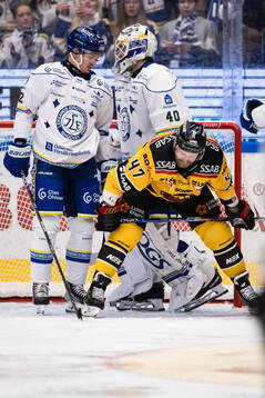 Luleås Leo Komarov framför Leksands Tobias Ekberg och