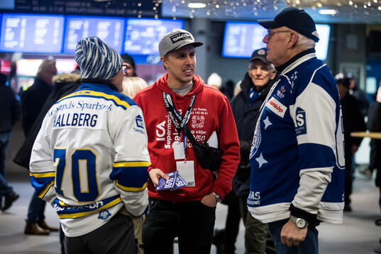 Försäljning av 50-50 lotter innan ishockeymatchen i SHL
