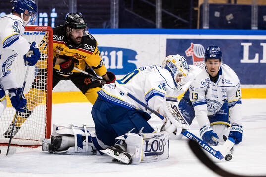 Luleås Linus Fröberg och Leksands målvakt Mantas Armalis