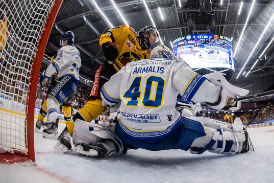 Luleås Isac Brännström och Leksands målvakt Mantas