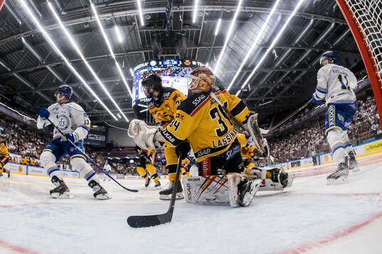 Leksands Jon Knuts och Luleås målvakt Joel Lassinantti