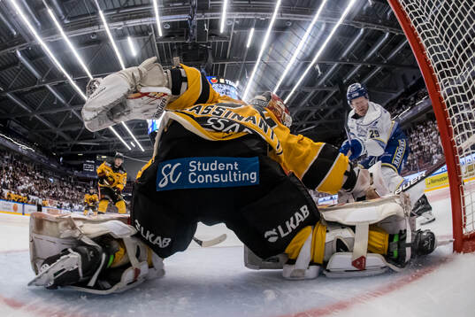 Leksands Emil Heineman och Luleås målvakt Joel Lassinantti