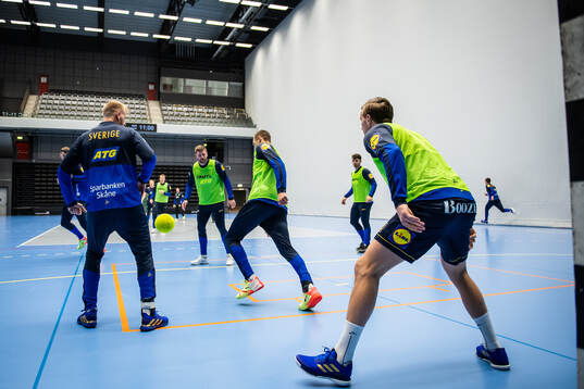 Spelarna värmer upp med fotboll