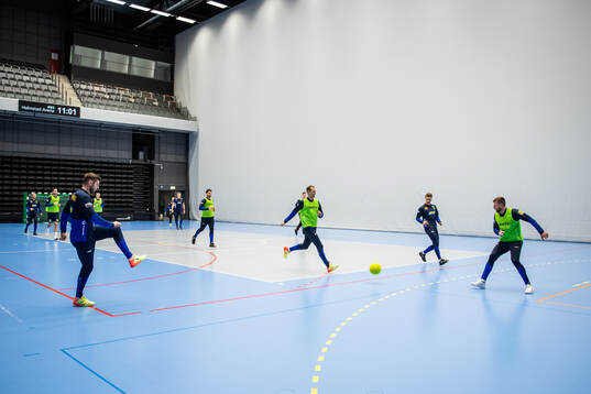 Spelarna värmer upp med fotboll