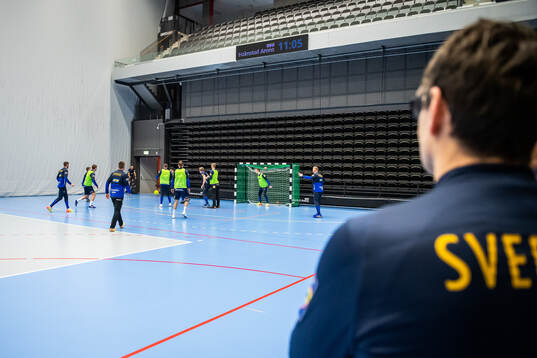 Spelarna värmer upp med fotboll