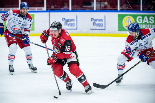 Malmö Redhawks Matias Lassen och Oskarshamns Cameron Brace