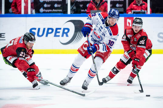 Malmö Redhawks Christoffer Forsberg och Lukas Wernblom mot