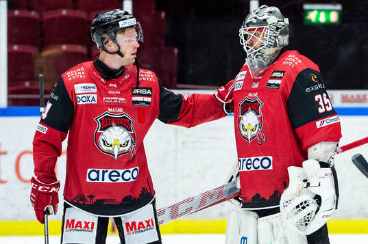 Malmö Redhawks Carl Söderberg och målvakt Adam Werner