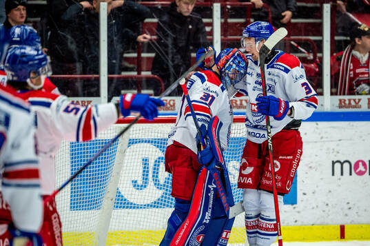 Oskarshamns målvakt Tim Juel jublar med William Worge Kreü