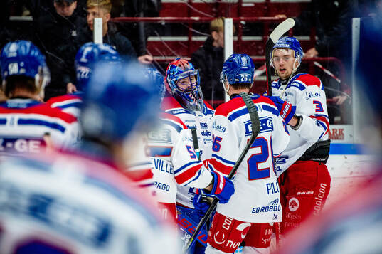 Oskarshamns målvakt Tim Juel jublar med lagkamraterna