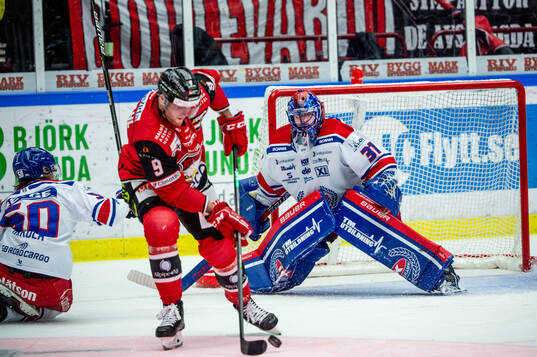 Malmö Redhawks Kim Rosdahl mot Oskarshamns målvakt Tim