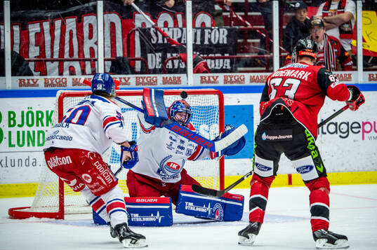 Malmö Redhawks Fredrik Händemark mot Oskarshamns målvakt