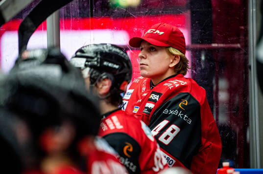 Malmö Redhawks målvakt Oskar Blomgren på bänken