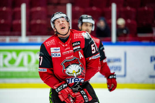 Malmö Redhawks Emil Sylvegård grinar illa