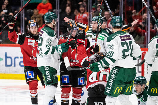 Örebros Elias Ekström jublar med Linus Öberg