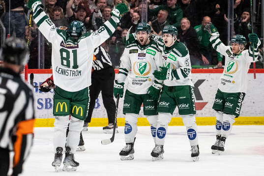 Färjestads Remi Elie jublar med lagkamrater