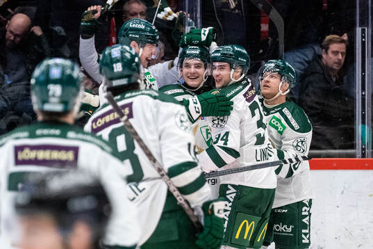 Färjestads Victor Ejdsell jublar