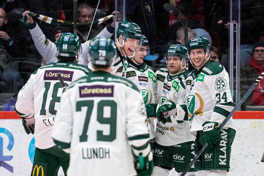 Färjestads Victor Ejdsell jublar med lagkamrater