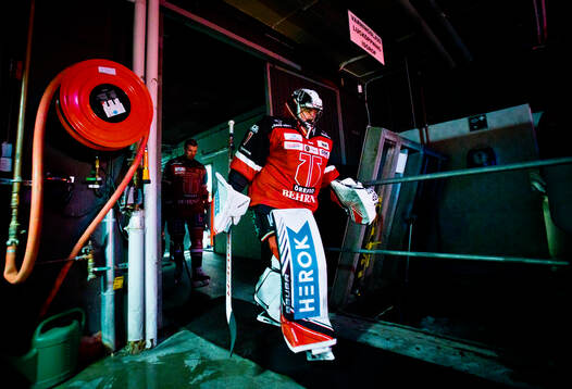 Örebros målvakt Jhonas Enroth på väg ut till