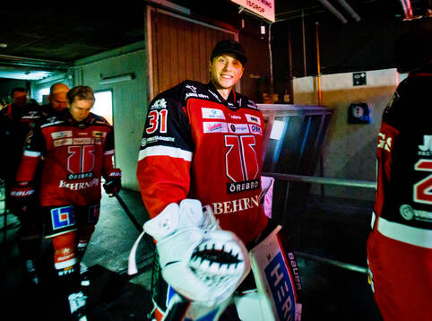 Örebros målvakt Jonas Arntzen på väg ut till