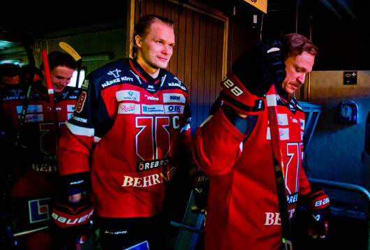 Örebros Rodrigo Abols på väg ut till ishockeymatchen i